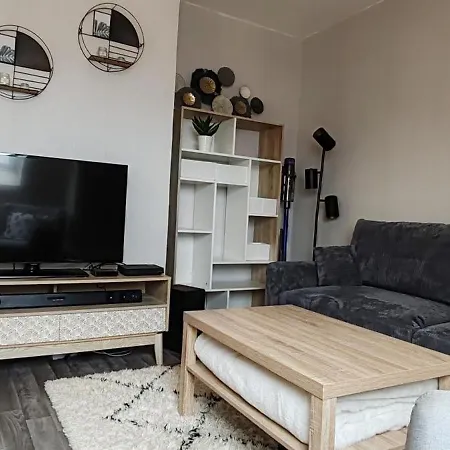 Appartement Cocon Sous Les Toits - Vue Sur Les Chateaux Et Le Vignoble - Proche Centre - Parking Gratuit